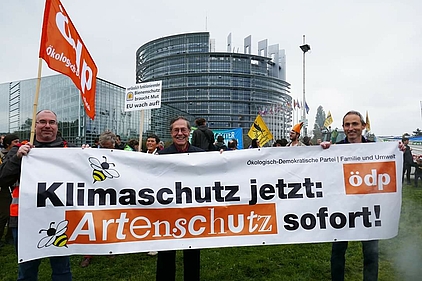 Demo für Agrarwende vor dem Europaparlament in Straßburg